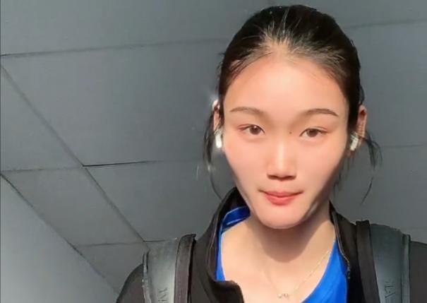 在楼梯上和少妇做爰视频